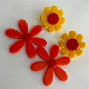 GROOVY MOD FLOWER EARRINGS